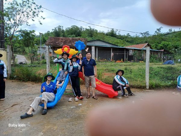 khu vui chơi cầu trượt ngoài trời 8035