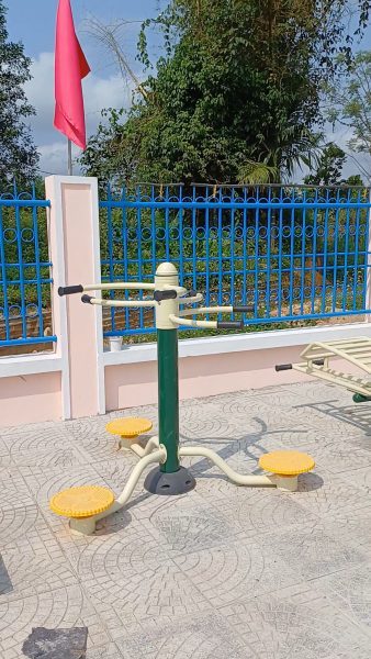 THIẾT BỊ XOAY EO HOF-14609 : - Tập eo, lưng -  Chất liệu: làm từ thép nhúng kẽm nóng, sơn tĩnh điện công nghệ cao, chất liệu sơn bóng đẹp, bền mầu với nguyên liệu sơn và dây chuyền nhập khẩu từ Châu Âu - Đứng trên đế tròn, hai tay nắm vào khung. Xoay phần phía dưới của cơ thể qua một bên và ngược lại, phần trên giữ yên; Tập eo và cơ bụng. - Thiết bị cho ba người cùng tập. - Kích thước : 143*143*125cm