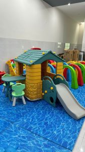 Nhà Cổ Tích ZK 142-4 là mô hình khu vui chơi mini đa năng, mang đến cho trẻ một không gian giải trí – học tập – vận động ngay tại lớp học hoặc tại nhà.