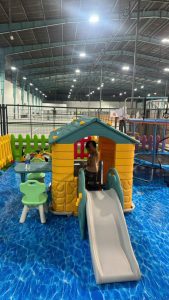 Nhà Cổ Tích ZK 142-4 là mô hình khu vui chơi mini đa năng, mang đến cho trẻ một không gian giải trí – học tập – vận động ngay tại lớp học hoặc tại nhà.