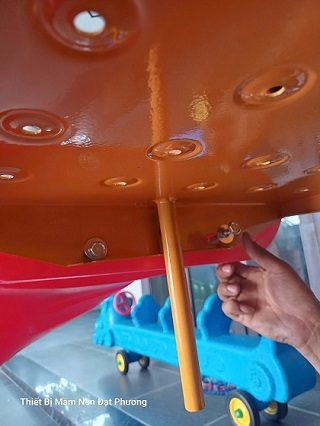 lắp ốc vít cho máng trượt xoắn của khu liên hoàn đồ chơi mầm non ngoài trời