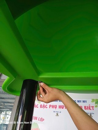 lắp mái che con ếch cho khu liên haonf cầu trượt mầm non